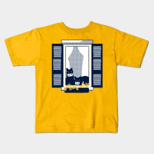 Windowsill cats - Black cat duo on a tipical italian window in a "Milano yellow" building holding le Kids T-Shirt